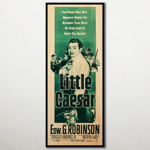 Op de afbeelding: Een vintage filmposter voor de film "Little Caesar" met Edward G. Robinson. De poster heeft een groen en wit kleurenschema met een dramatische afbeelding van Robinson als titelpersonage. De tekst op de poster luidt "The Power-Mad Mob Monarch Behind The Bloodiest Tidal Wave Of Crime Ever To Sweep The Nation!" en "Little Caesar" in grote, vetgedrukte letters.