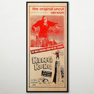 Könnte beinhalten: Ein vertikales, rechteckiges Wandbild aus Holz mit einem Vintage-Filmplakat-Design von King Kong. Der Druck zeigt ein rot getöntes Bild des riesigen Affen über einer Skyline der Stadt, mit dem Text King Kong sowie weiteren Film-Credits.