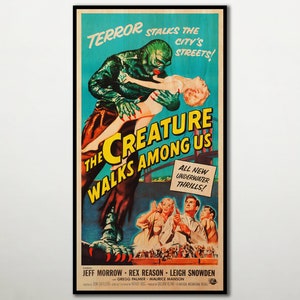 Könnte beinhalten: Ein Vintage-Filmplakat für den Film "The Creature Walks Among Us". Das Plakat zeigt eine grüne, schuppige Kreatur, die eine Frau in ihren Armen hält. Der Text auf dem Plakat lautet "Terror Stalks the City's Streets!" und "All New Underwater Thrills!"