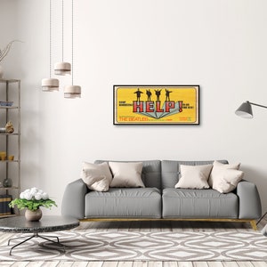 Puede incluir: Un p&oacute;ster de pel&iacute;cula vintage para la pel&iacute;cula de los Beatles "Help!" El p&oacute;ster presenta un fondo amarillo con las siluetas de los Beatles en negro, de pie sobre una plataforma amarilla y blanca a rayas. La palabra "HELP!" est&aacute; en letras rojas y el texto "The Beatles" est&aacute; en letras negras.