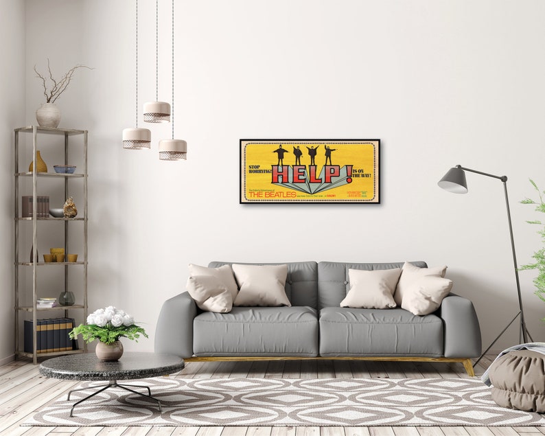 Puede incluir: Un p&oacute;ster de pel&iacute;cula vintage para la pel&iacute;cula de los Beatles "Help!" El p&oacute;ster presenta un fondo amarillo con las siluetas de los Beatles en negro, de pie sobre una plataforma amarilla y blanca a rayas. La palabra "HELP!" est&aacute; en letras rojas y el texto "The Beatles" est&aacute; en letras negras.