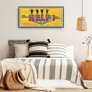 Puede incluir: Un p&oacute;ster de pel&iacute;cula vintage para la pel&iacute;cula de los Beatles "Help!" El p&oacute;ster presenta un fondo amarillo con los Beatles en silueta, de pie en una plataforma roja y blanca. El t&iacute;tulo "Help!" est&aacute; en letras rojas grandes, y el lema "Stop Worrying! The LP is on the way!" est&aacute; en letras negras m&aacute;s peque&ntilde;as.