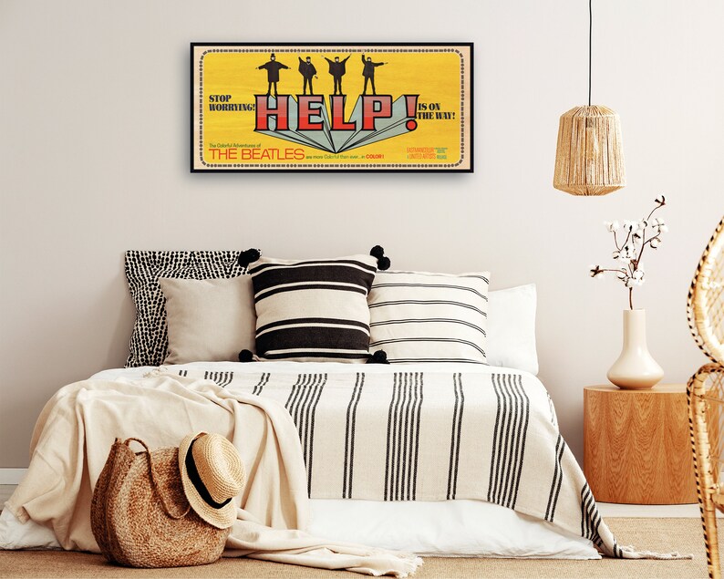 Puede incluir: Un p&oacute;ster de pel&iacute;cula vintage para la pel&iacute;cula de los Beatles "Help!" El p&oacute;ster presenta un fondo amarillo con los Beatles en silueta, de pie en una plataforma roja y blanca. El t&iacute;tulo "Help!" est&aacute; en letras rojas grandes, y el lema "Stop Worrying! The LP is on the way!" est&aacute; en letras negras m&aacute;s peque&ntilde;as.