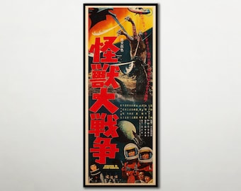 Puede incluir: Un póster de película vertical que presenta un gran título japonés en rojo, un monstruo de tres cabezas, una criatura voladora, un planeta y astronautas con cascos blancos. La obra muestra una escena dramática con tonos naranja y azul oscuro.