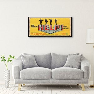 Puede incluir: Un cartel de pel&iacute;cula vintage para la pel&iacute;cula de los Beatles "Help!" con un fondo amarillo en el que los miembros de la banda est&aacute;n en silueta negra, de pie sobre un letrero rojo y blanco "HELP!" El texto "Stop Worrying!" est&aacute; en la esquina superior izquierda y "It's On The Way!" est&aacute; en la esquina superior derecha.