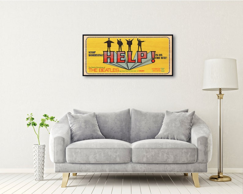 Puede incluir: Un cartel de pel&iacute;cula vintage para la pel&iacute;cula de los Beatles "Help!" con un fondo amarillo en el que los miembros de la banda est&aacute;n en silueta negra, de pie sobre un letrero rojo y blanco "HELP!" El texto "Stop Worrying!" est&aacute; en la esquina superior izquierda y "It's On The Way!" est&aacute; en la esquina superior derecha.