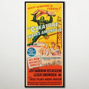 Könnte beinhalten: Ein Vintage-Filmplakat für den Film "The Creature Walks Among Us". Das Plakat zeigt eine grüne Kreatur, die eine Person in der Luft über einer Brücke hält. Das Plakat ist gelb, rot und blau mit dem Titel in großen, fetten Buchstaben. Der Text auf dem Plakat lautet: "Eine Stadt schreit vor Angst!" und "Ganz neue Unterwasser-Action!"
