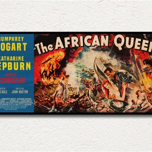 Può includere: Un poster cinematografico vintage per "La Regina d'Africa" con Humphrey Bogart e Katharine Hepburn. Il poster presenta una scena drammatica di una nave in fiamme con gli attori in primo piano. Il testo "La Regina d'Africa" è in grandi caratteri grassetto nella parte superiore del poster.