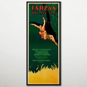 Puede incluir: Un póster de película vertical para Tarzan The Ape Man con un fondo verde oscuro y una ilustración central de Tarzan cargando a una persona mientras se balancea en una liana. El texto incluye el título, nombres del reparto y Metro-Goldwyn-Mayer.