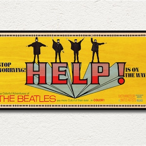 Puede incluir: Un p&oacute;ster de pel&iacute;cula vintage para la pel&iacute;cula "Help!" protagonizada por The Beatles. El p&oacute;ster presenta un fondo amarillo con los miembros de la banda parados sobre una palabra gigante roja y azul "HELP!" El texto "Stop Worrying!" est&aacute; en la esquina superior izquierda y "Is on the way!" est&aacute; en la esquina superior derecha. El p&oacute;ster tambi&eacute;n incluye el texto "The Colorful Adventures of The Beatles are more Colorful than ever...in COLOR!" y "Eastmancolor A United Artists Release."