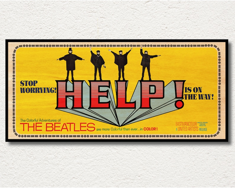 Puede incluir: Un p&oacute;ster de pel&iacute;cula vintage para la pel&iacute;cula "Help!" protagonizada por The Beatles. El p&oacute;ster presenta un fondo amarillo con los miembros de la banda parados sobre una palabra gigante roja y azul "HELP!" El texto "Stop Worrying!" est&aacute; en la esquina superior izquierda y "Is on the way!" est&aacute; en la esquina superior derecha. El p&oacute;ster tambi&eacute;n incluye el texto "The Colorful Adventures of The Beatles are more Colorful than ever...in COLOR!" y "Eastmancolor A United Artists Release."