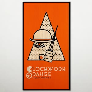 Pode incluir: Uma impressão de parede retangular com fundo laranja brilhante e um triângulo de contorno preto contendo um chapéu-coco, um olho com cílios longos e uma mão segurando uma bengala. O texto diz A CLOCKWORK ORANGE STANLEY KUBRICK'S.
