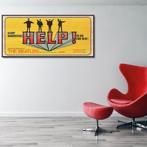 Puede incluir: Un p&oacute;ster vintage para la pel&iacute;cula de los Beatles "Help!" con los miembros de la banda en silueta sobre un fondo amarillo. El texto dice "Stop Worrying! Help! Is on the Way!"