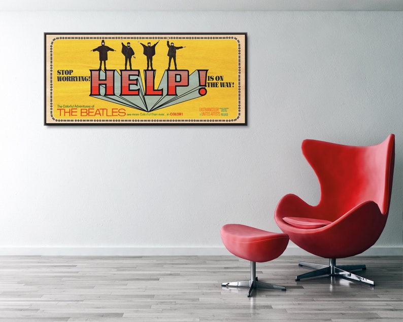 Puede incluir: Un p&oacute;ster vintage para la pel&iacute;cula de los Beatles "Help!" con los miembros de la banda en silueta sobre un fondo amarillo. El texto dice "Stop Worrying! Help! Is on the Way!"