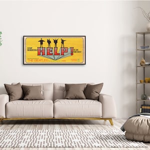 Puede incluir: Un p&oacute;ster de pel&iacute;cula vintage para la pel&iacute;cula de los Beatles "Help!" El p&oacute;ster presenta un fondo amarillo con los Beatles en silueta de pie sobre una pila de libros. El texto "Help!" est&aacute; en letras rojas y blancas, y los textos "Stop Worrying!" y "It's on the way!" est&aacute;n en letras negras.
