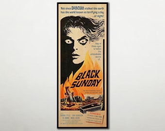 Może przedstawiać: Pionowy plakat filmowy do Black Sunday przedstawiający dużą, ciemnowłosą twarz z szeroko otwartymi oczami nad pomarańczowymi płomieniami. Tekst głosi: Not since DRACULA stalked the earth... BLACK SUNDAY.