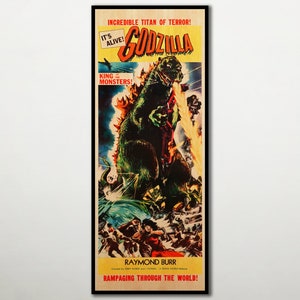 Puede incluir: Un póster de película vintage para la película "Godzilla" con un gran monstruo verde con el texto "Incredible Titan of Terror! It's Alive! King of Monsters!" y "Raymond Burr" en la parte inferior.