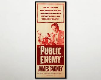 Op de afbeelding: Een verticale poster voor de film Public Enemy met James Cagney in een roodgetinte illustratie. De tekst luidt: THE KILLER-BOSS WHO RIDDLED, ROARED, AND TERROR-REIGNED HIS WAY ACROSS THE 'DECADE OF DEATH!', PUBLIC ENEMY, JAMES CAGNEY, JEAN HARLOW.