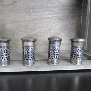 Verre Bleu Cobalt et Sabrelières et Poivrières Argent Art Déco | Années 1930 Roden Brothers 925 Silver | Ensemble de 4