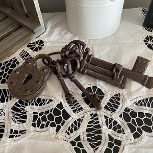 Antiek stijlslot en skeletsleutels | Vintage tuindecor | Thuisaccent