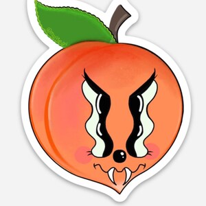 Op de afbeelding: Een sticker met een cartoon-perzik met een dreigende uitdrukking. De perzik heeft een groen blad bovenop en grote ogen met scherpe tanden. De tekst "@madtoast" is zichtbaar op het blad.