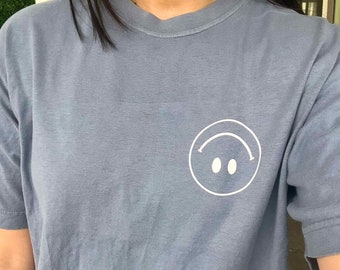 Umgedrehtes glückliches Gesicht Shirt