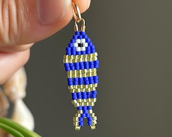 Colgante de sardina azul y verde para collar, hecho a mano con cuentas tejidas.