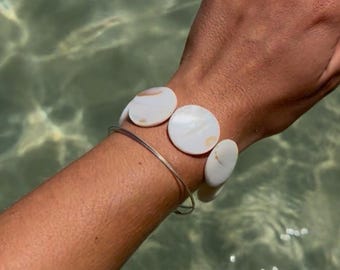 Pulsera elástica grande circular con cuentas de nácar