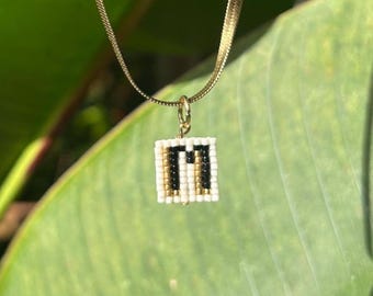Colgante inicial con la letra M en oro, dije para collar con cuentas, hecho a mano, cuentas de semillas tejidas