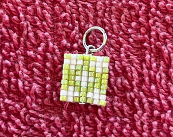 Colgante de collar con cuentas de azulejo verde, hecho a mano con cuentas de semillas tejidas.
