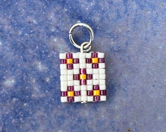 Colgante de collar con cuentas de azulejo de flores moradas y amarillas, hecho a mano con cuentas de semillas tejidas.