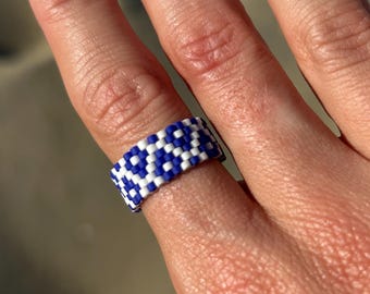 Anillo azul y blanco con cuentas, anillo de cuentas de semillas hecho a mano, apilable.