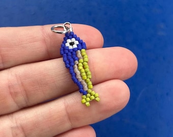 Colgante de collar con colgante de sardina pequeña en azul mate y verde, hecho a mano con cuentas tejidas.