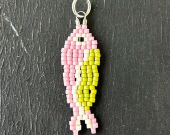 Colgante de collar con colgante de pez sardina de cuentas moradas y verdes mate, hecho a mano con cuentas de semillas tejidas.