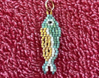 Colgante de sardina azul y dorado para collar, hecho a mano con cuentas tejidas.