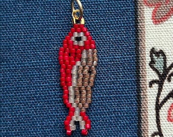 Colgante de sardina roja con cuentas, hecho a mano con cuentas de semillas tejidas.