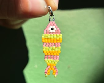 Colgante de collar con colgante de pez sardina en cuentas rosas, naranjas y verdes, hecho a mano con cuentas tejidas.