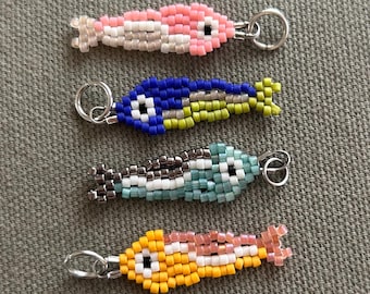 Colgante de sardina con cuentas pequeñas, hecho a mano, tejido con cuentas de semillas, personalizado.