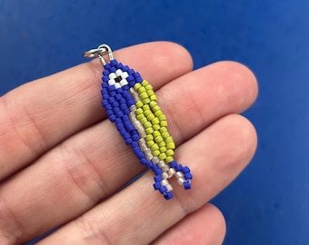 Colgante de collar con colgante de pez sardina azul mate y verde, hecho a mano con cuentas tejidas.