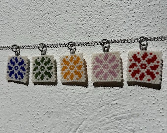Colgante de collar con cuentas de azulejos de flores y sol, hecho a mano con cuentas de semillas tejidas.