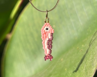Colgante de collar con colgante de pez sardina pequeño rosa con cuentas, hecho a mano con cuentas de semillas tejidas.