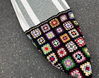 Funda para tabla de surf con diseño de manta cuadrada de la abuela, hecha a mano con tela reciclada.