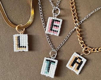 Colgante de collar con inicial de letra personalizado con cuentas, hecho a mano, con cuentas de semillas tejidas, personalizado.