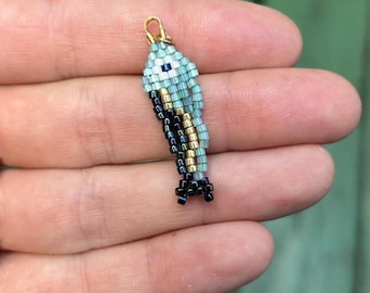 Colgante de collar con colgante de pez sardina pequeño en azul, azul metálico y dorado, hecho a mano con cuentas tejidas.