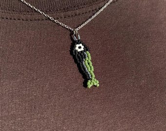 Colgante de collar con colgante de pez sardina pequeño, negro mate, verde y plateado, hecho a mano con cuentas tejidas.