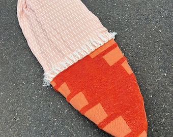 Funda para tabla de surf color naranja, hecha a mano con tela reciclada.
