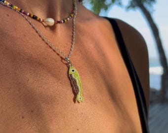 Colgante de sardina con cuentas verde lima y marrón, hecho a mano con cuentas de semillas tejidas.