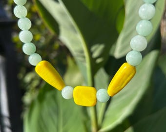 Collar llamativo de cuarzo aguamarina y cuentas de vidrio amarillo, collar de verano, hecho a mano, regalo para ella.