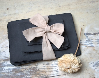 Papel negro hecho a mano, papel reciclado.
