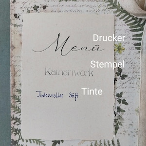 Puede incluir: Una tarjeta de men&uacute; hecha a mano con la palabra "Men&uuml;" en escritura elegante. La tarjeta est&aacute; sobre un fondo con elementos bot&aacute;nicos y de texto manuscrito. Tambi&eacute;n se ven las palabras "Drucker", "Stempel" y "Tinte".